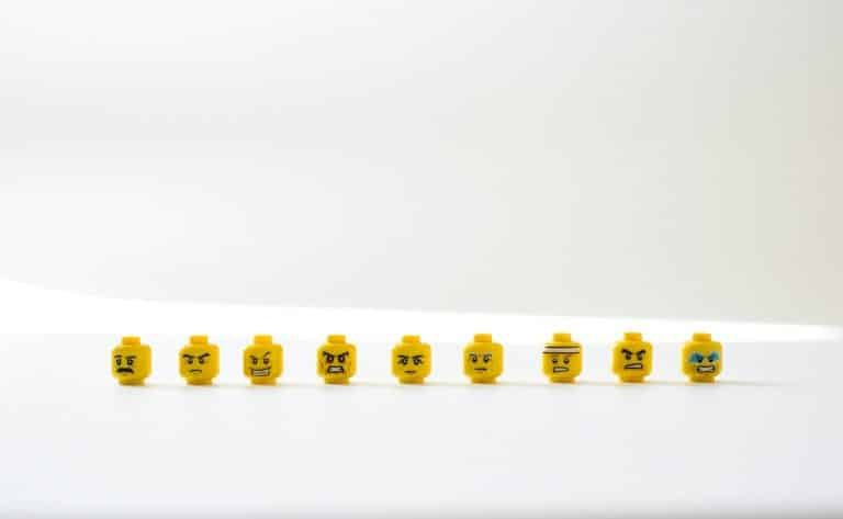Tête de lego exprimant toutes les émotions à gérer avec l'intelligence émotionnelle