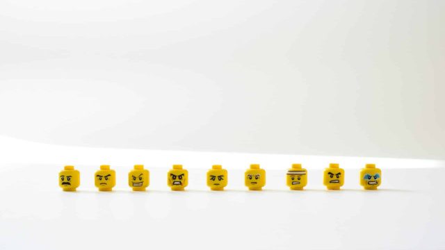 Tête de lego exprimant toutes les émotions à gérer avec l'intelligence émotionnelle